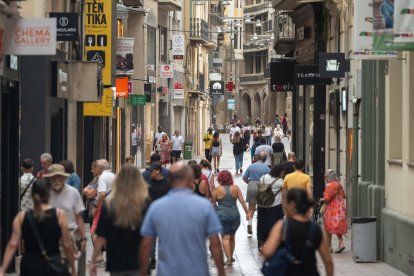 L’afluència de persones per l’Eix Comercial va ser la d’un altre dia normal. - JORGE AGUSTÍN