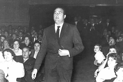 Jesús Puente pujant a l’escenari en la preestrena al Victoria.