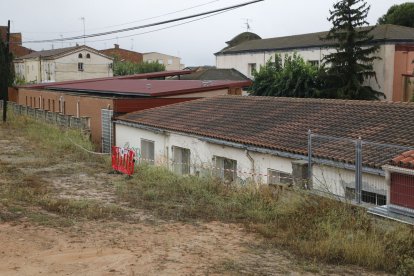 El consistorio de La Granadella precintó el recinto del colegio hasta poder limpiar la zona.