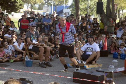 Com és tradició, els artistes espontanis van omplir ahir el centre històric de Tàrrega, com la plaça coneguda amb el nom del ‘laberint’. - LAIA PEDRÓS