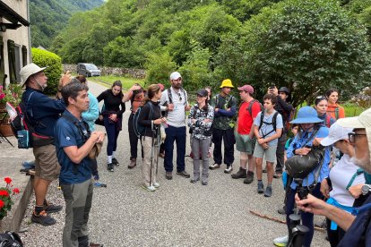 Moment del ‘briefing’. El guia de SomRiu Jordi Torner dona indicacions abans de començar l’excursió des de Salau.