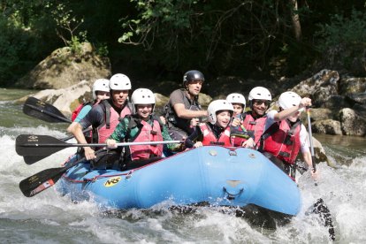 Aigües braves. La família Grunberg va aprofitar la seua estada al Pallars per baixar