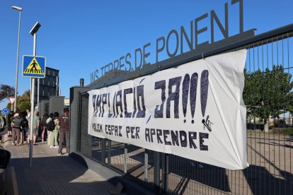 Pancarta a l’exterior de l’INS Terres de Ponent de Mollerussa demanant l’ampliació del centre. - JOAN GÓMEZ
