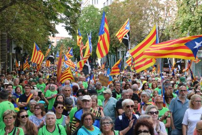 Los congregados con decenas de esteladas al acto de la Festividad en Girona