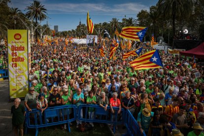 Miles de personas concentradas en el Arco de Triunfo de Barcelona, donde ha acabado la manifestación por la Diada convocada por las entidades independentistas