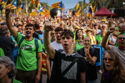 Asistentes al acto político que cierra la manifestación en Barcelona de las entidades independentistas por la Diada cantan a Los Segadores