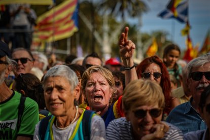 Asistentes al acto político que cierra la manifestación en Barcelona de las entidades independentistas por la Diada.