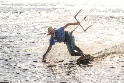 1r premio · Ramon Simona (La Segarra). Practicando kitesurf en la playa del Trabucador.