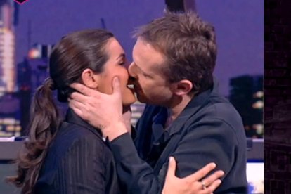 Primer petó de Miguel Bosé i Núria Roca el 2004.