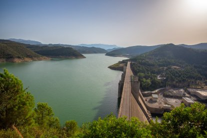 El pantà i la presa de Rialb en una imatge d’aquest estiu després de recuperar gran part de les reserves