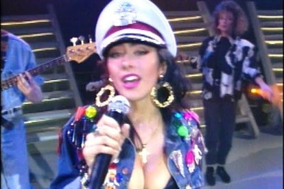 La cantante Sabrina Salerno canta su tema Summertime Love, conocida en España como “Boys, boys, boys” en 1989