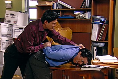 Sebastián golpea a Miguel cuando intenta escapar.