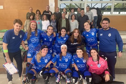 El Pons Lleida femení del Llista, amb els seus entrenadors, Sergi Duch i Pol Besora. - LLEIDA LLISTA