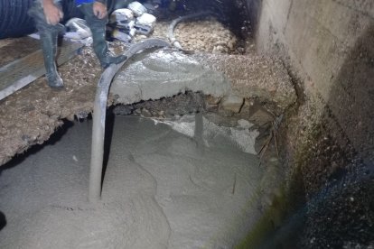 Els tècnics també han aportat formigó des de dins del túnel.