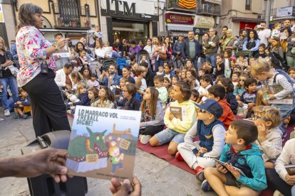 Gran nit de foc. Les bèsties locals van donar la benvinguda ahir a la plaça Sant Francesc a les colles convidades per participar en la Nit de Foc. - JORDI ECHEVARRIA