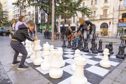 Gran nit de foc. Les bèsties locals van donar la benvinguda ahir a la plaça Sant Francesc a les colles convidades per participar en la Nit de Foc. - JORDI ECHEVARRIA
