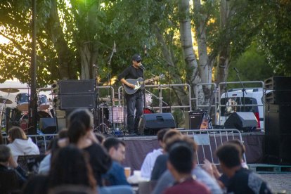 Gran nit de foc. Les bèsties locals van donar la benvinguda ahir a la plaça Sant Francesc a les colles convidades per participar en la Nit de Foc. - JORDI ECHEVARRIA