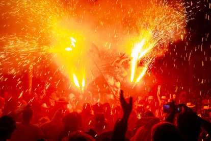Gran nit de foc. Les bèsties locals van donar la benvinguda ahir a la plaça Sant Francesc a les colles convidades per participar en la Nit de Foc. - JORDI ECHEVARRIA