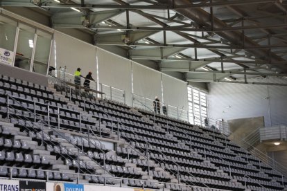 Ahir s’instal·laven les últimes lones als finestrals superiors. - AMADO FORROLLA