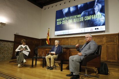 Jornadas s en Lleida ■ La sección de Geografia i Història del Institut d’Estudis Ilerdencs ha organizado estos días un ciclo alrededor de los ‘fets d’octubre’ de 1934. Comenzó el martes bajo el título L’hora és greu i gloriosa con una charla a cargo de Jaume Barrull, Agustí Alcoberro y Antonieta Jarne. Terminará el día 8 con un concierto a cargo de Guerrilla Folk. - ARXIU DE L’ATENEU POPULAR DE PONENT