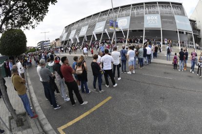Es van formar llargues cues per entrar al Barris Nord. - SANTI IGLESIAS