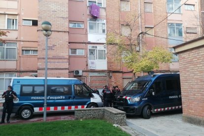 El dispositiu policial aquest dilluns al matí al Grup de la Pau de Lleida per un desnonament.