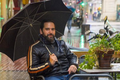 Les fortes ratxes de vent van arrancar la teulada d’un estadi on es refugiaven serveis d’emergències. - SEGRE