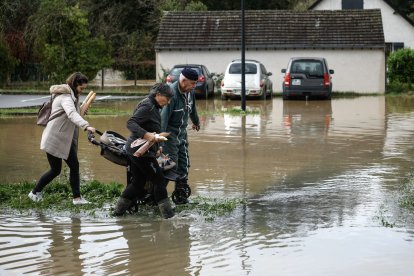 Les fortes ratxes de vent van arrancar la teulada d’un estadi on es refugiaven serveis d’emergències. - SEGRE