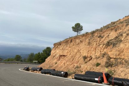 Curva donde metros más allá se están preparando las mallas para proteger de futuros desprendimientos