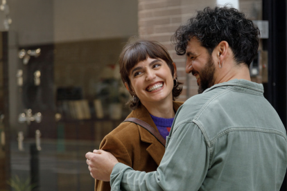 La serie muestra cómo, a medida que la tecnología desaparece, lo único que queda son dos personas con sus necesidades, miedos, secretos y expectativas.