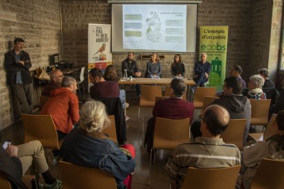 La jornada sobre comunitats energètiques va reunir dissabte més d’una vintena de persones. - LAIA PEDRÓS