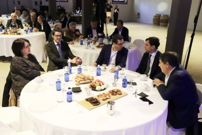 Anna Sàez, directora de SEGRE , amb representants de BBVA.