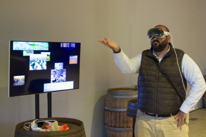 Realitat virtual a través d’ulleres especials.