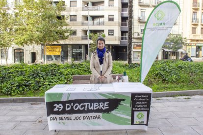 Eva Mazas, ahir a la taula informativa de l’entitat. - ROGER BARRAGÁN