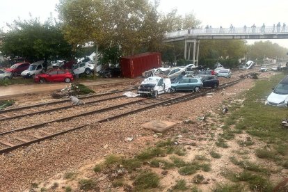 Vies del tren bloquejades per cotxes arrossegats a Algemesí. - EUROPA PRESS