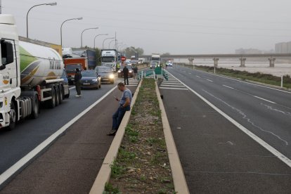 Vies del tren bloquejades per cotxes arrossegats a Algemesí. - EUROPA PRESS
