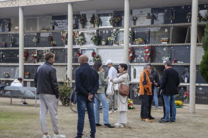Algunos visitantes ayer en el camposanto de Tàrrega. - Laia Pedrós.
