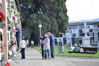 Ofrendas florales ayer en el camposanto de La Seu d'Urgell. - C.SANS
