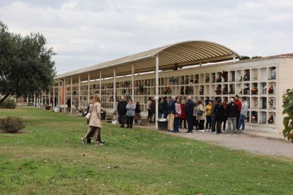 Algunos vecinos que acudieron ayer al cementerio de Mollerussa. - J. Gómez