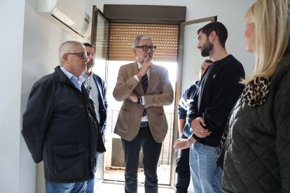 Larrosa ha visitado las viviendas acompañado de personal municipal y de la cooperativa.