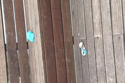 Suciedad en la pasarela de Cappont.