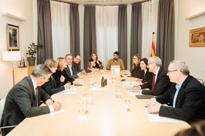 Talarn i Parlon, entre altres càrrecs, a la reunió ahir a Barcelona. - DIPUTACIÓ