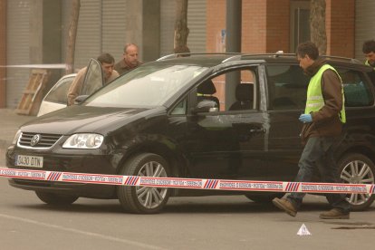 La víctima fue acribillada cuando salía con su vehículo del parking de la calle Riu Ter. - Lleonard Delshams