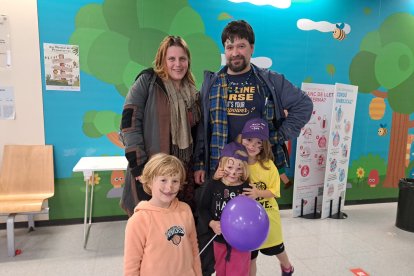 Maria i Alejandro, amb els seus 3 fills ahir a l’Arnau de Vilanova - SCD