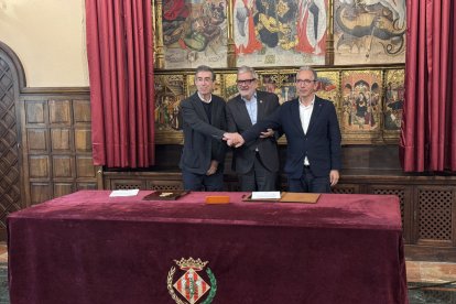 Puy, Larrosa i Robinat van firmar el protocol ahir a la Paeria. - MARC CARBONELL