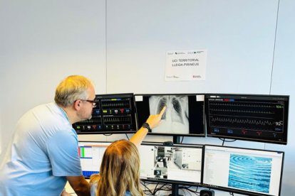 Caballero i una sanitària a l’“estació clínica” de l’Arnau.. - ICS LLEIDA