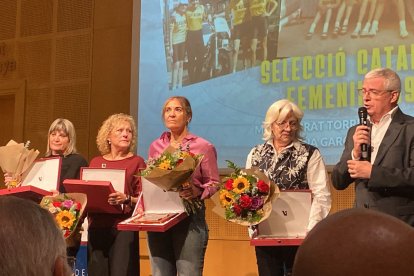 Magda Castaño Piñol, primera per l’esquerra, dissabte passat durant l’homenatge a les quatre pioneres.