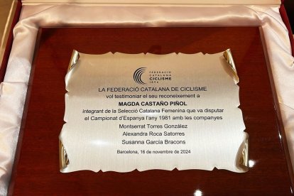 La placa que la Federació Catalana va entregar a Magda Castaño.