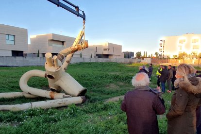 La teniente de alcalde Begoña Iglesias ha asistido a la retirada de la pieza.