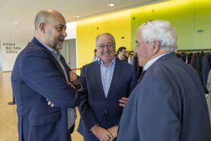 Carlos Arrazola, president de la CHE, amb el president de SEGRE , Robert Serentill, i Amadeu Ros. - JORDI ECHEVARRIA